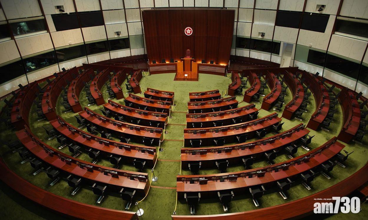 立法會選舉｜為預備議員宣誓　立會會議廳撤區徽掛國徽