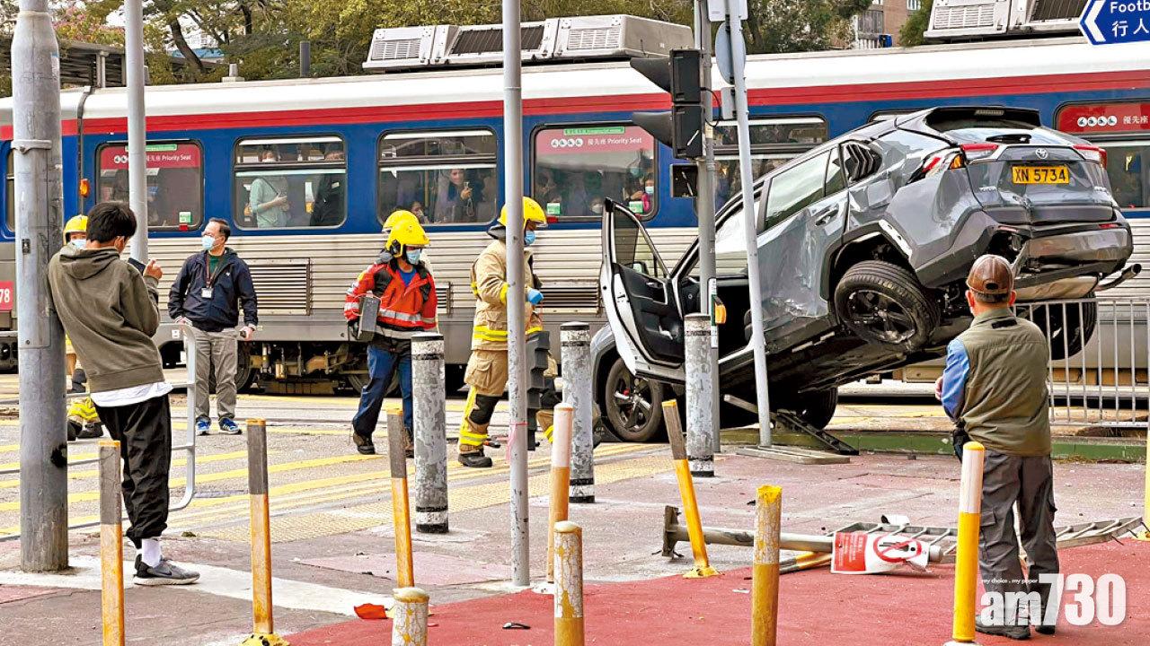 與輕鐵相撞 私家車擱路邊鐵欄