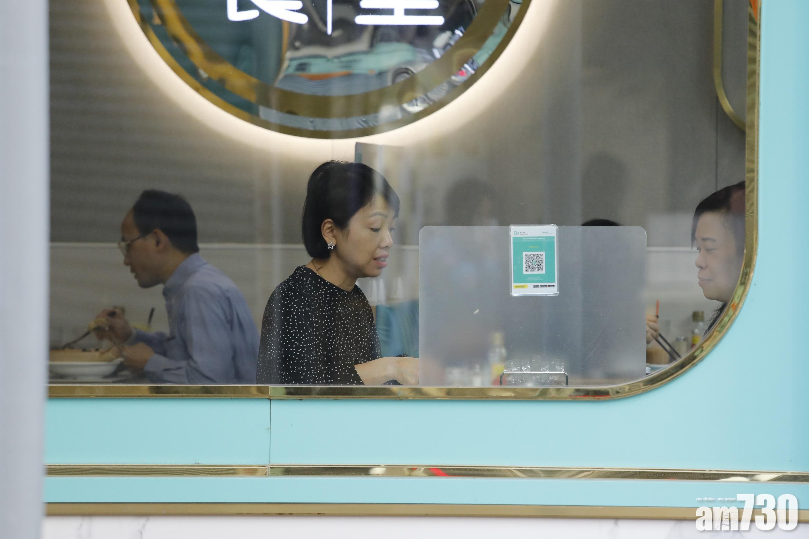 Omicron｜食環署將檢視食肆每枱距離　換氣量小組主席：膠板對通風影響不大