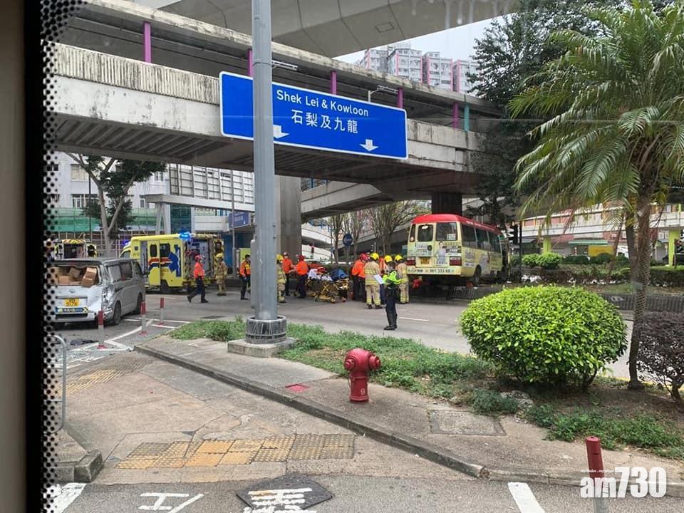 葵涌梨木道小巴與客貨車相撞 至少11人受傷