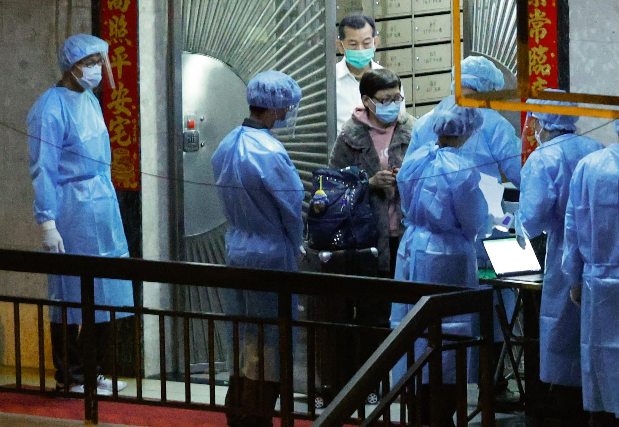 新冠肺炎｜荃灣花園榮華閣疑垂直傳播　16戶居民晚上陸續撤離