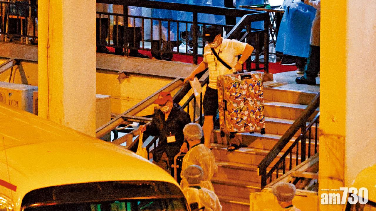 社區爆發｜黃大仙疑有隱形傳播 荃灣花園榮華閣居民撤離