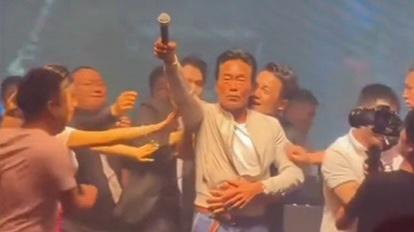 鄭浩南內地登台被男粉絲「熊抱」場面勁混亂　不慌不忙舉咪大合唱