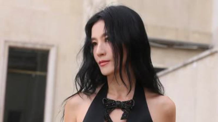 林熙蕾49歲胸前鏤空晚裝狀態大勇　巴黎時裝周鍊贏好姊妹舒淇？