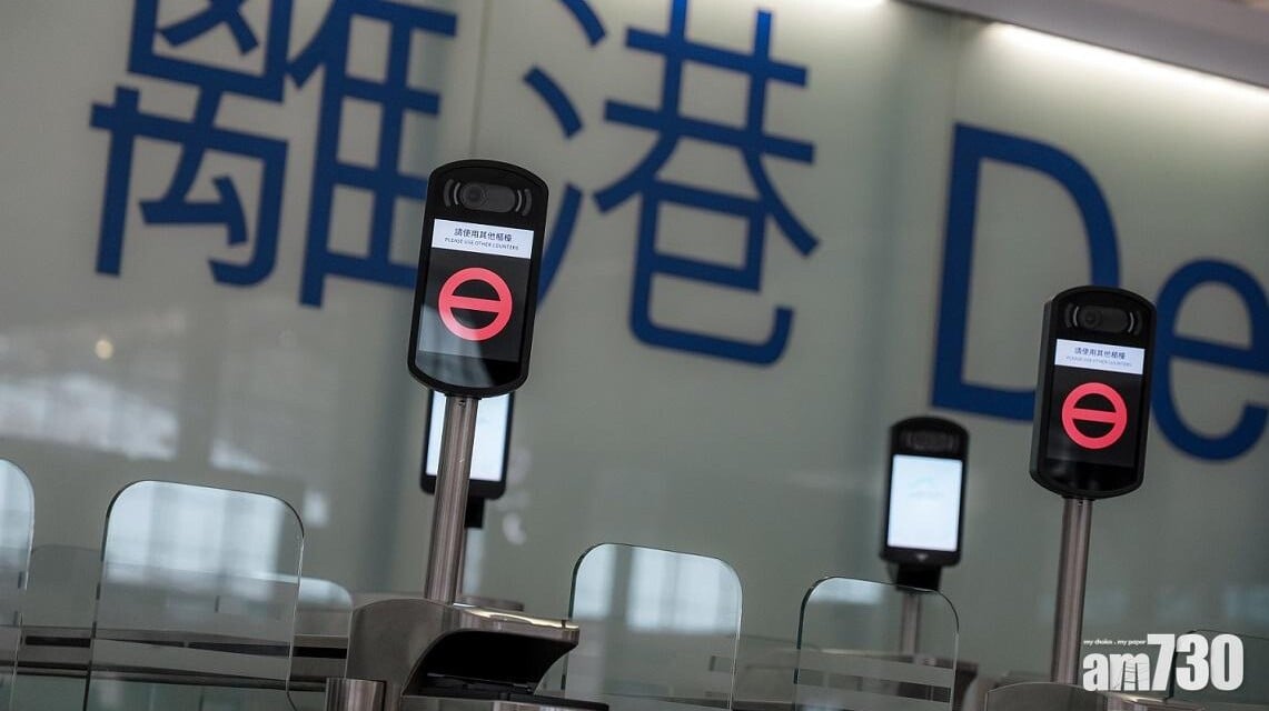 機場警區人員接報到場，經初步調查後，拘捕該名女子，涉嫌違反《火器及彈藥條例》。