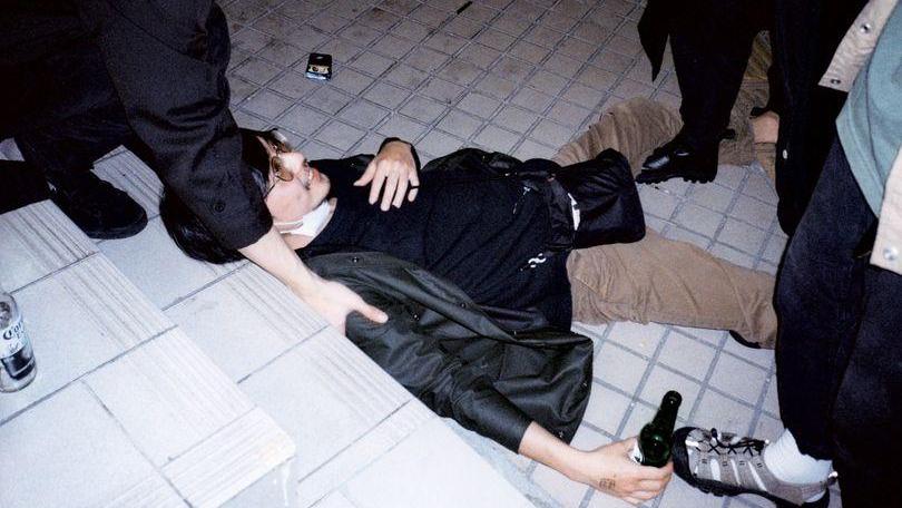 台灣搖滾樂團「草東沒有派對」Base手世暄宣布暫別舞台：「心裏的檻跨不過去」