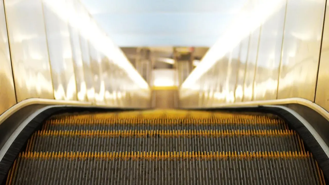 JR車站奪命意外　七旬老翁外套卡扶手電梯被捲入身亡