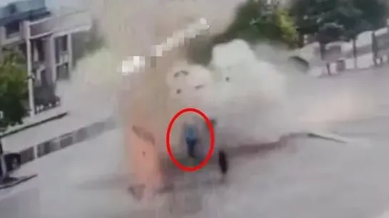 男孩貪玩炮仗炸渠　四井蓋掀飛幾米高：滿臉都是血