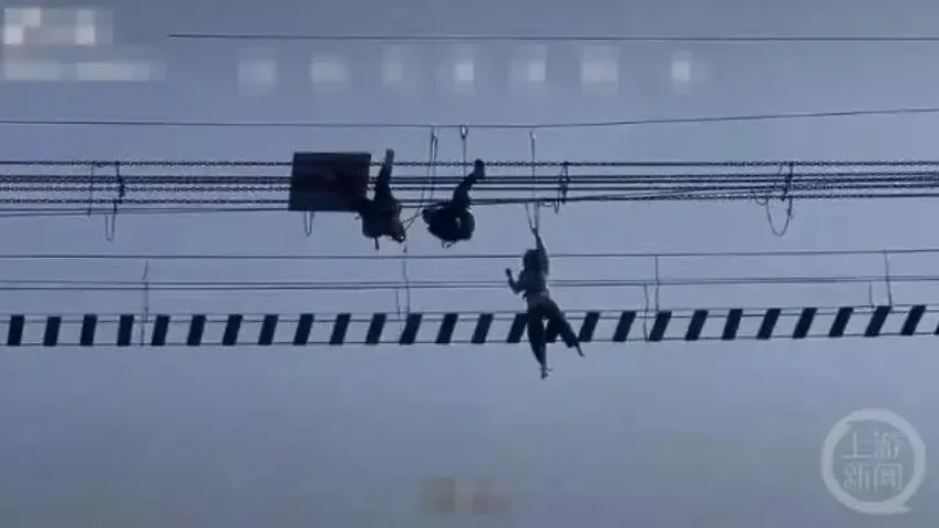 打卡熱點吊橋突側翻「多人倒掛半空」　官方：遊客自己晃動所致