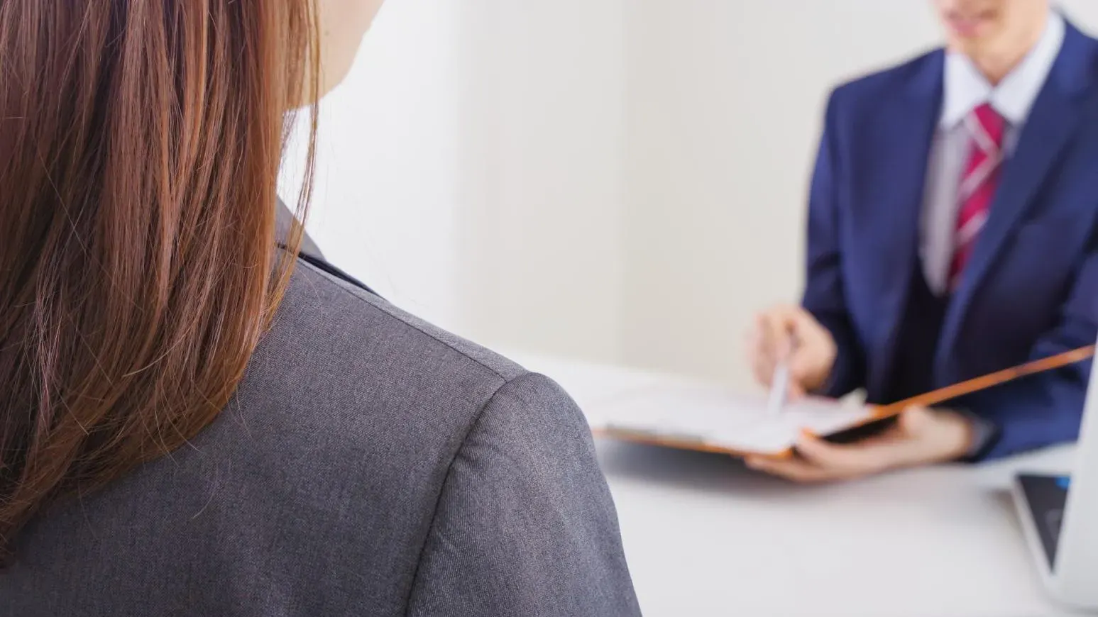 履歷自介驚現「公司名」 應徵者：叫AI代寫唔記得改翻