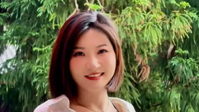 綜合多家陸媒報導，2019年6月9日，當時懷有3個月身孕的王暖暖在泰國旅行時，被丈夫俞某冬從34米高的懸崖上推下，全身17處骨折，在當地工作人員的幫助下，送醫搶救了8天後奇跡生還，並表示自己是被丈夫俞某冬「親手推下懸崖」。