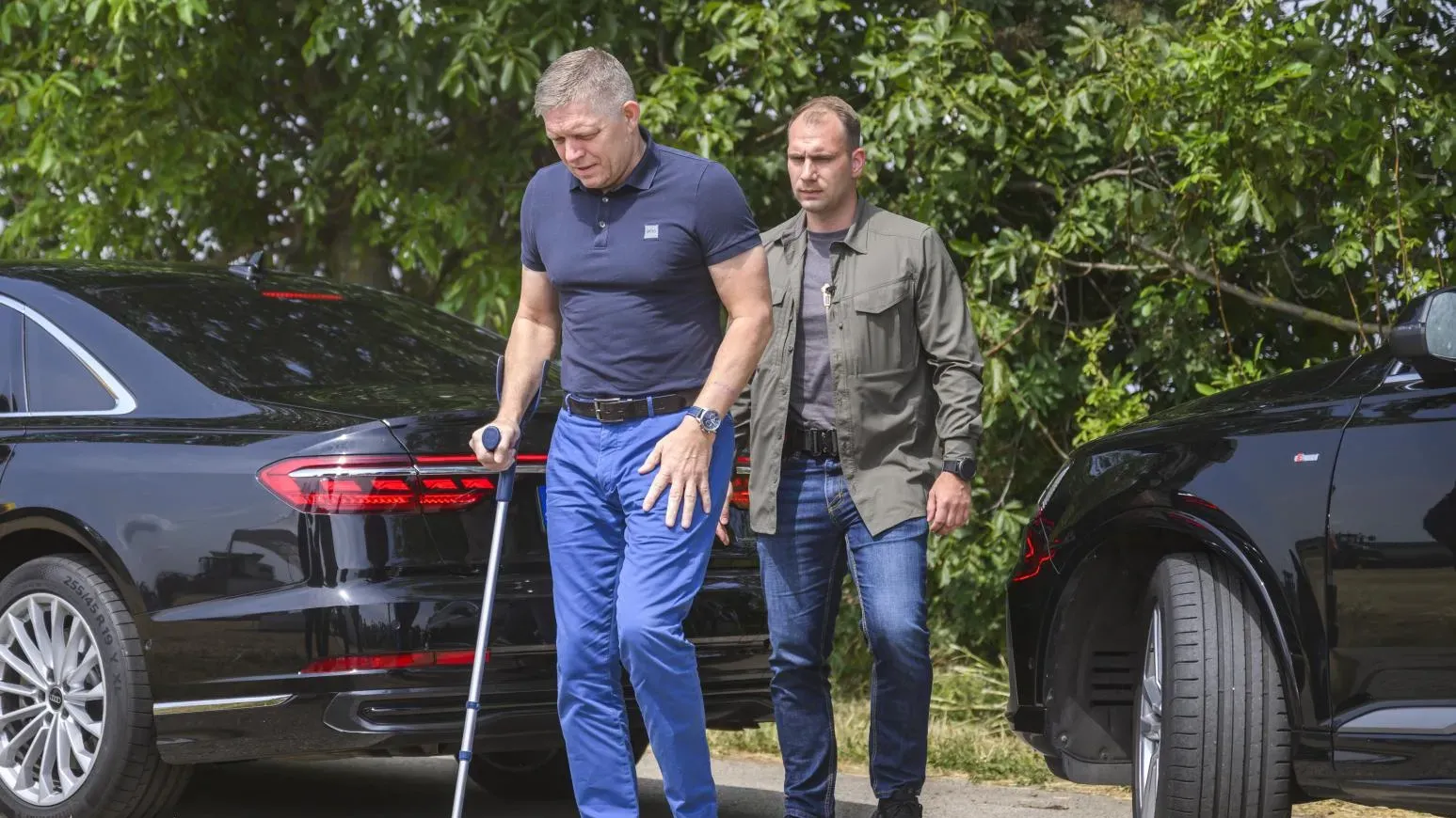 斯洛伐克總理菲佐(Robert Fico)中槍後恢復良好　撐拐杖出首都視察農業（有片）