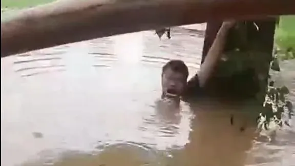 河南男被困洪水中抱樹求生　靠緊咬手機分享即時位置獲救