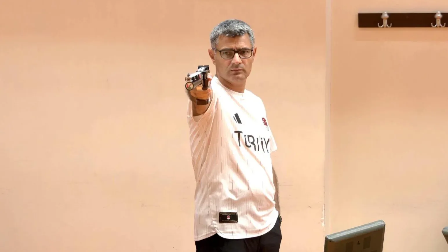 土耳其射擊大叔「手插口袋圖」遭商家濫用！　為自保出手註冊商標