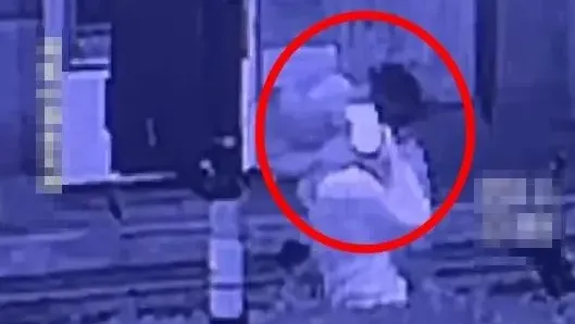 58歲男子行路突然起色心　捉美女後頸強吻咬破嘴唇