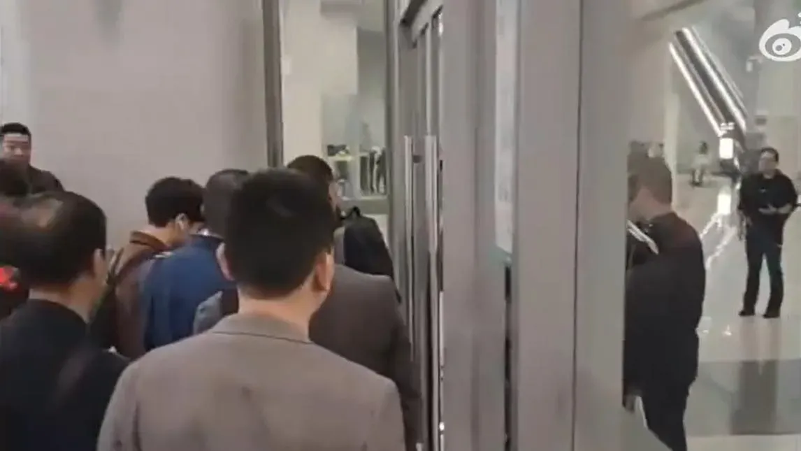 湖南火車站工作人員睡過頭沒開站門　導致乘客下車後被困