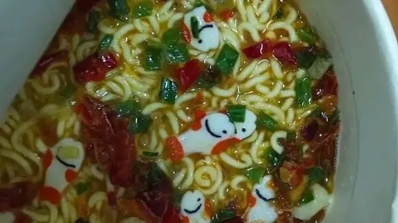 康師傅泡麵用魚板當魚片　剁椒魚片湯麵沒有魚被鬧爆　律師指涉假宣傳