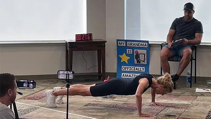 加拿大59歲婦一小時內完成1575次掌上壓　成為健力士世界女性紀錄保持人