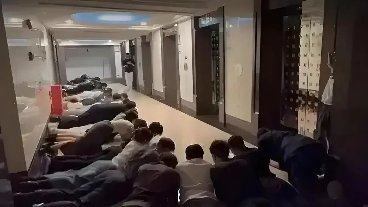 內地補習社20多名員工趴地叫口號跪迎老闆　網民：訓狗場？