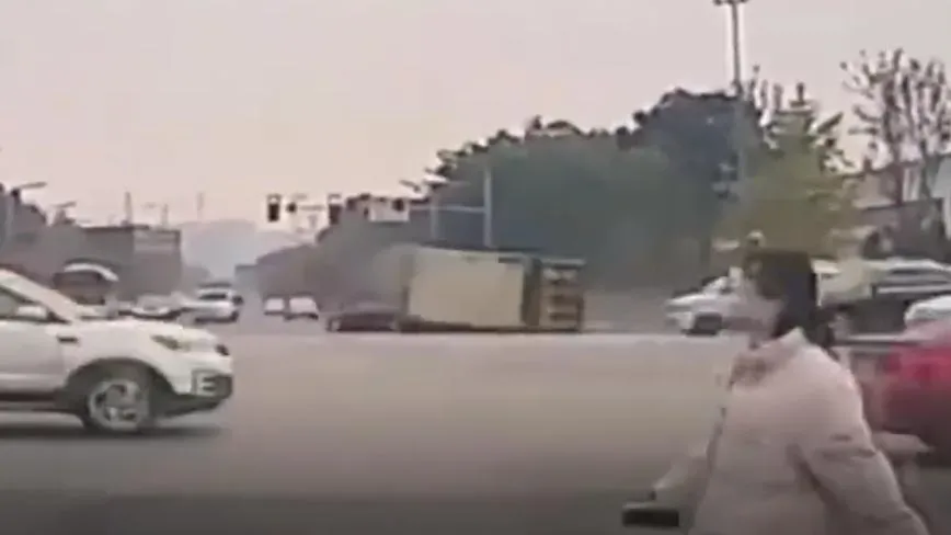 成都運土貨車翻側壓扁私家車　車內2人慘死