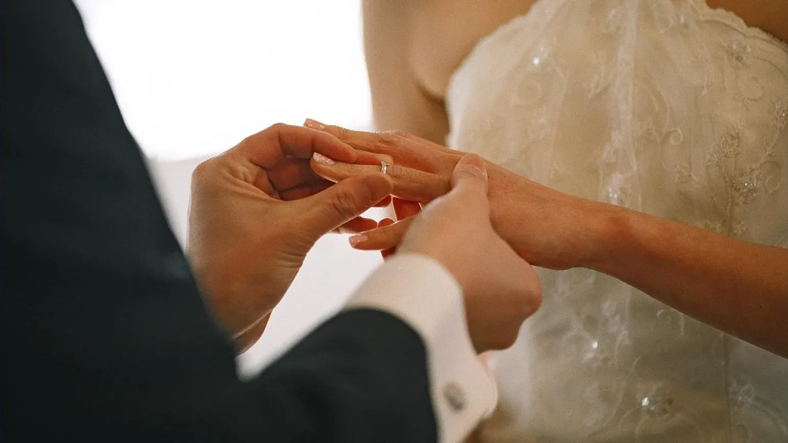 新婚夜遭奶奶闖入房宣讀四家規　新娘秒脫婚戒直接離婚