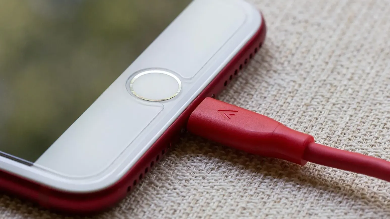 俄羅斯父親哄睡9月大男嬰時手機突然爆炸　火勢蔓延燒傷嬰兒