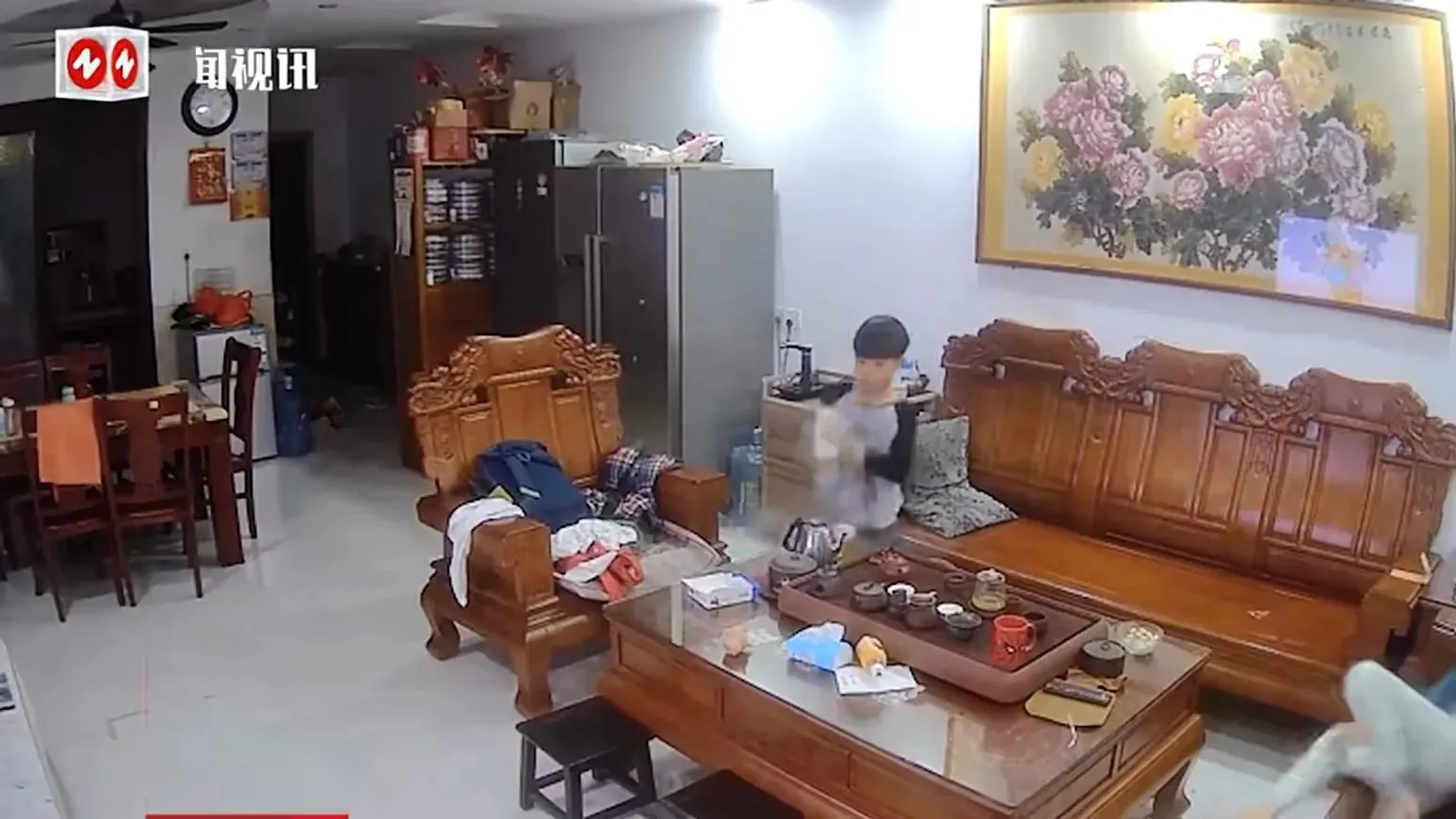 內地童倒滾水落保溫杯「搖晃數秒」突炸開　驚險畫面曝光