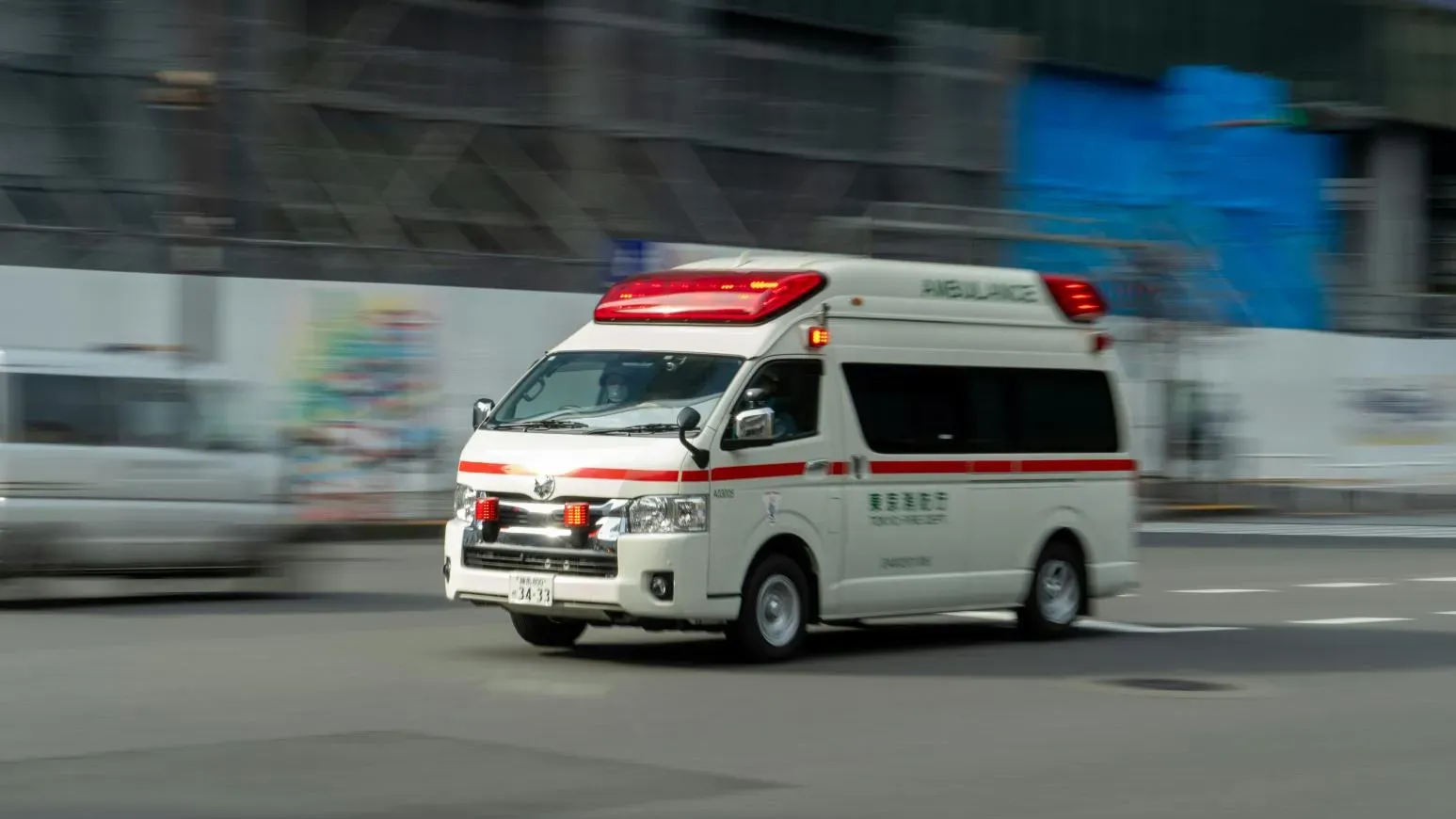 日本埼玉縣一男子謊稱腹痛　持刀劫走救護車稱「想自己開去醫院」