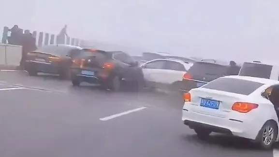 河南高速公路起大霧致百車追撞事故　車主焦急揮手喊停車無阻連環撞