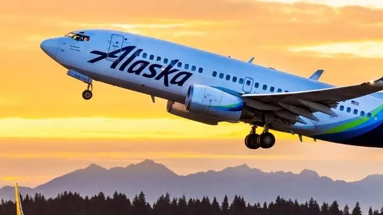 阿拉斯加航空班機上演大亂鬥　男乘客失控襲擊女乘客遭空少乘客合力制伏