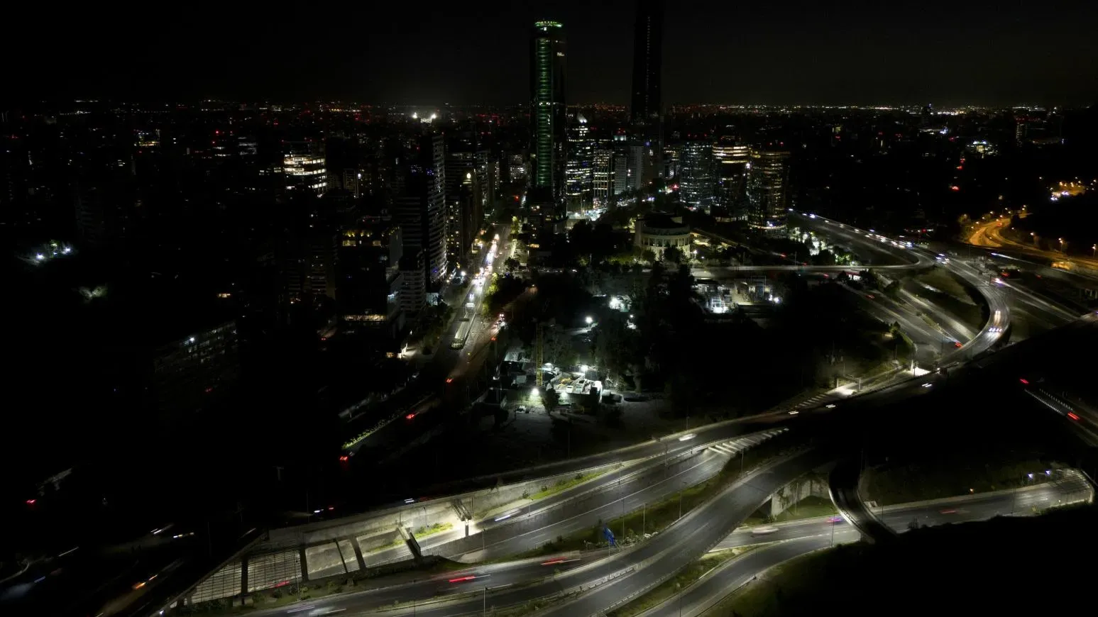 智利大規模停電全國陷黑暗　總統宣布進入緊急狀態實施宵禁