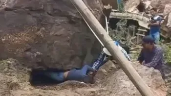 秘魯婦開車遇山崩遭10噸巨石壓身數小時　最終奇跡獲救