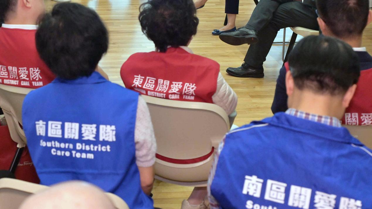 有議員質疑關愛隊在社區尋找照顧者工作是否到位。