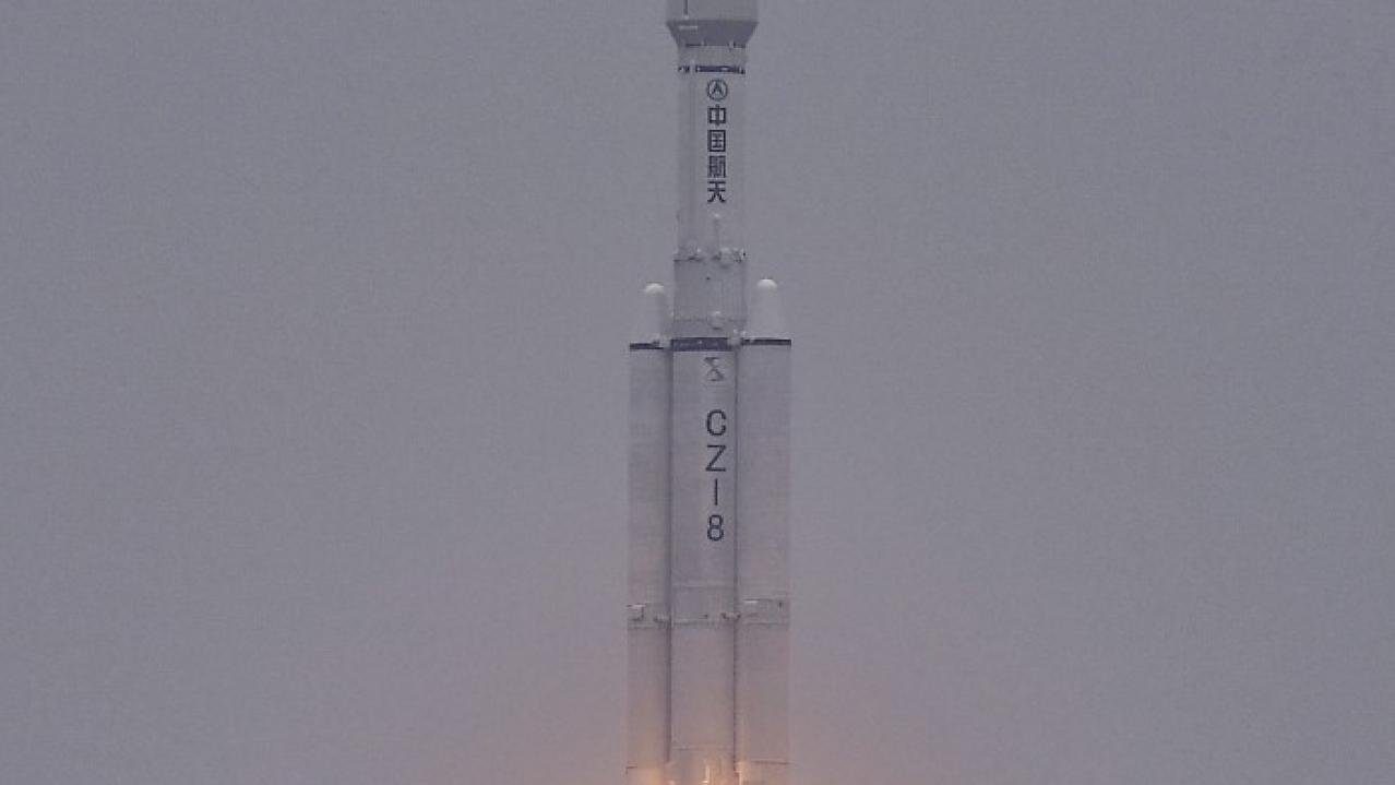 3月20日，搭載探月工程四期鵲橋二號中繼星的長征八號遙三運載火箭在文昌航天發射場點火升空。（新華社資料圖片）