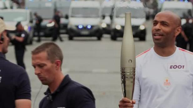 奧運火炬在香榭麗舍大道開始傳遞，首名火炬手是法國球星亨利。（路透社）