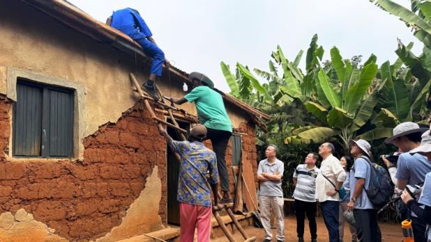 理大校董會主席林大輝、校長滕錦光及副校長楊立偉，到訪盧旺達山區村落，了解農村電氣化如何改善當地人生活。（理大社交網站圖片）