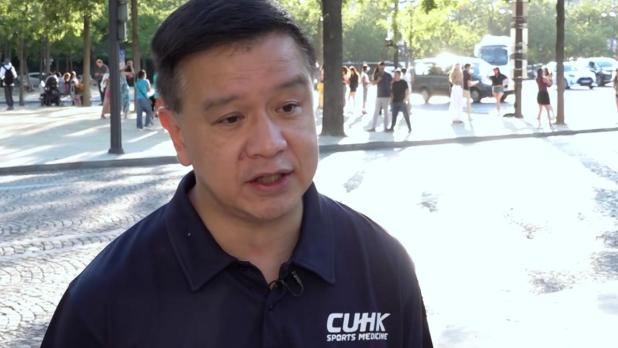 容樹恒認為，石偉雄是他接觸的運動員中最多傷患的一位。他一度頸椎骨折移位更有「性命不保」風險，對方經歷高高低低，今次再登上奧運舞台，展現自己最好一面，令他感動。(港台圖片)