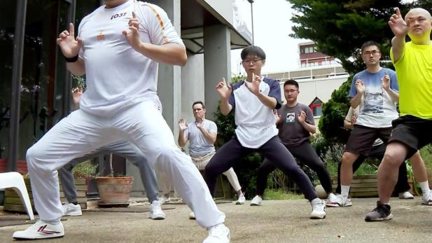 王錦棠（左）說，過得益於《功夫熊貓》等電影，令不少法國小朋友對中國武術產生興趣。（港台圖片）