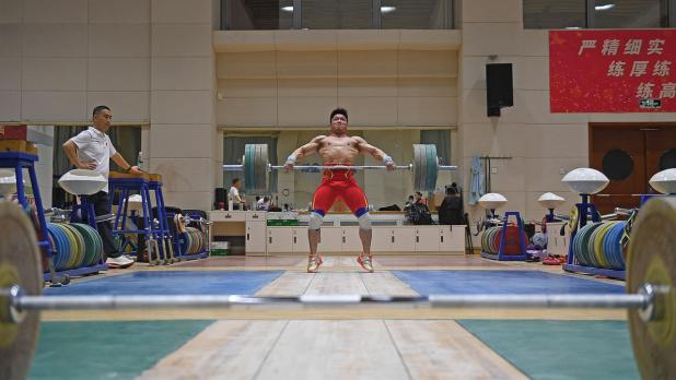 李發彬以衞冕身份出戰61公斤級別。（新華社）