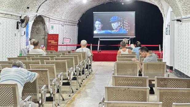 避暑的防空洞內播放革命電影供民眾欣賞。（港台圖片）