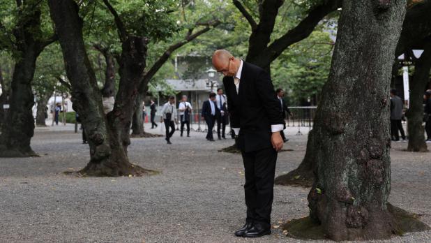 一名男子到靖國神社附近參拜。（路透社）