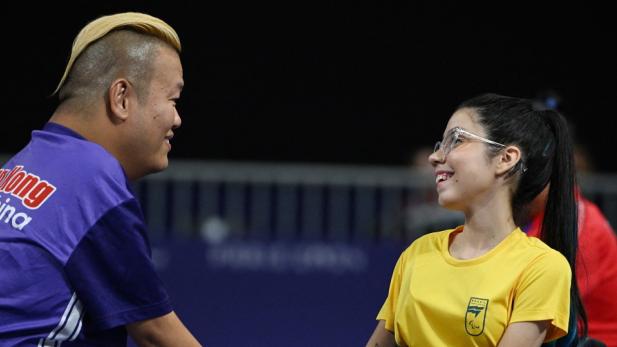 梁育榮在BC4級第二場小組賽和巴西對手握手。（路透社）