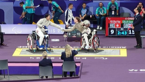 余翠怡（左）在第二輪復活賽中未能擊敗對手。（港台圖片）