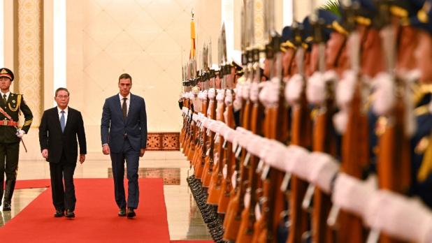 會談前，李強在人民大會堂北大廳為桑切斯舉行歡迎儀式。（法新社）