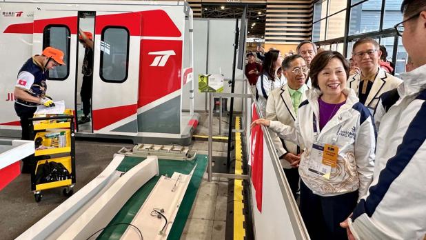 蔡若蓮在法國里昂參觀2024年里昂世界技能大賽「軌道車輛技術」比賽場地。（政府新聞處）