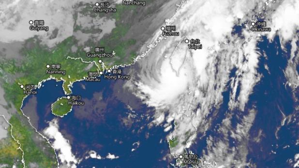 強颱風「山陀兒」已減弱為颱風，繼續緩慢移動，逼近台灣南部。（天文台網站圖片）
