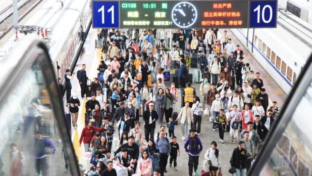 全國鐵路預計今日發送旅客1986萬人次，圖為旅客在江蘇南京火車站準備出站。（新華社）