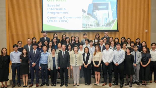 當局首次舉辦「行政主任職系職前實習計劃」，對象是近月獲得二級行政主任有條件取錄聘書的10多名大學生，為他們提供職前實習機會。（楊何蓓茵社交網站圖片）