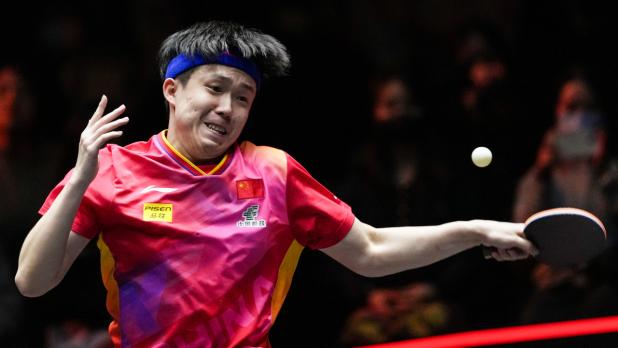 乒乓總決賽｜王楚欽以局數3:1擊敗德國對手Patrick Franziska。（新華社）
