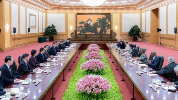 習近平在北京人民大會堂會見來華出席「1+10」對話會的主要國際經濟組織負責人。（新華社）